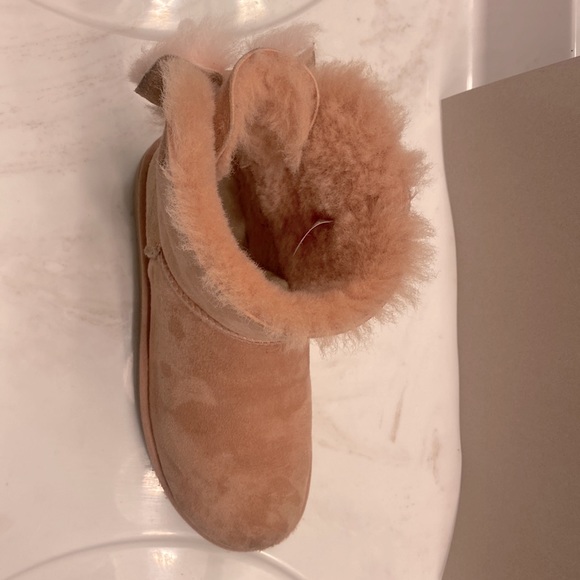 Fairly worn (Authentic) UGG mini boots,size 8,not in the original box - Picture 4 of 5